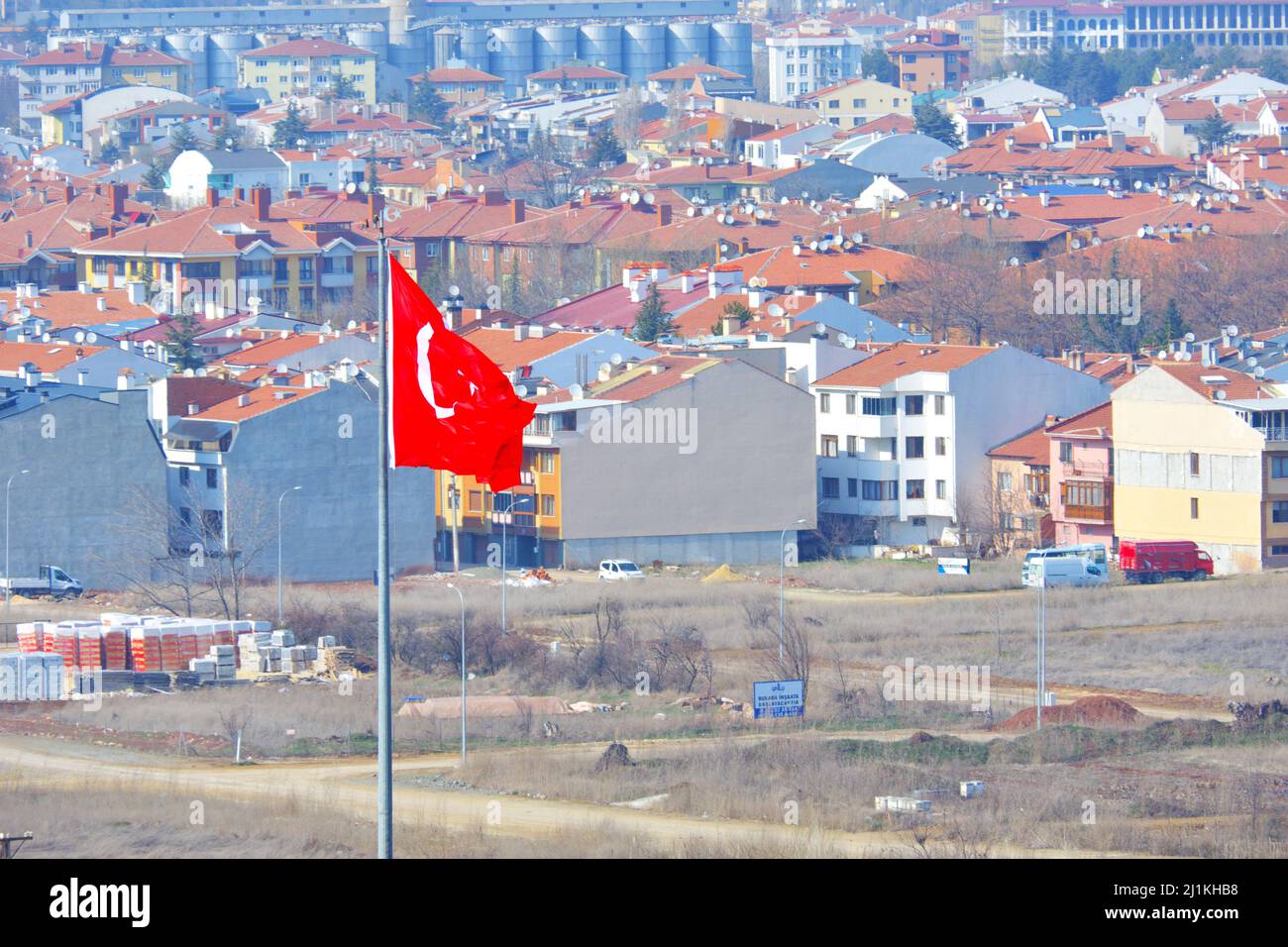 Türkische Flagge von oben mit Blick auf die Stadt Stockfoto