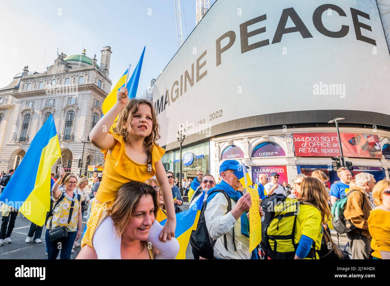 London, Großbritannien. 26. März 2022. ‘London steht bei der Ukraine' beginnt mit einem solidaritätsmarsch von der Park Lane aus, vorbei an Yoko Onos Botschaft ‘IMAGINE PEACE' auf den Piccadilly Lights und endet mit einer Mahnwache auf dem Trafalgar Square. Organisiert vom Bürgermeister von London, in Partnerschaft mit CIRCA und dem Yoko Ono ‘Imagine Peace'-Projekt, mit Unterstützung von Landsec. Jeder, der spenden möchte, um den Opfern von Konflikten zu helfen, wird dazu aufgefordert, dies über UNCERF (Central Emergency Response Fund der Vereinten Nationen) zu tun. Kredit: Guy Bell/Alamy Live Nachrichten Stockfoto