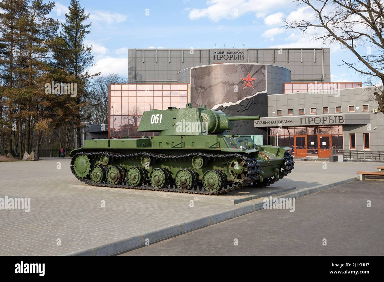 KIROVSK, RUSSLAND - 14. MAI 2017: Sowjetischer Panzer KV-1 am Eingang des Museums-Panoramas 'Durchbruch'. Kirowsk, Region Leningrad Stockfoto