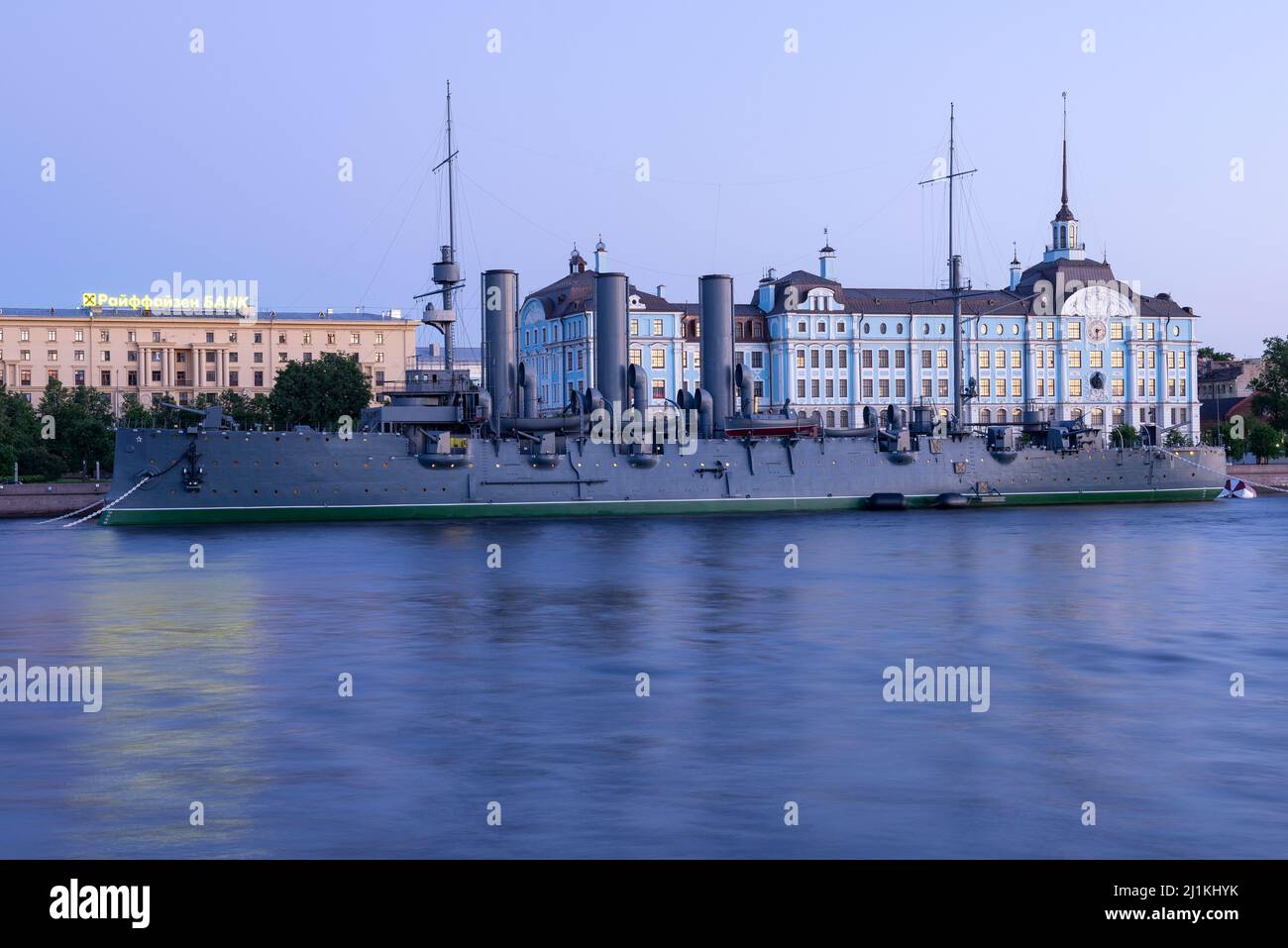SANKT PETERSBURG, RUSSLAND - 21. JUNI 2020: Blick auf den Kreuzer Aurora auf dem Fluss Neva in weißer Nacht. Sankt Petersburg Stockfoto