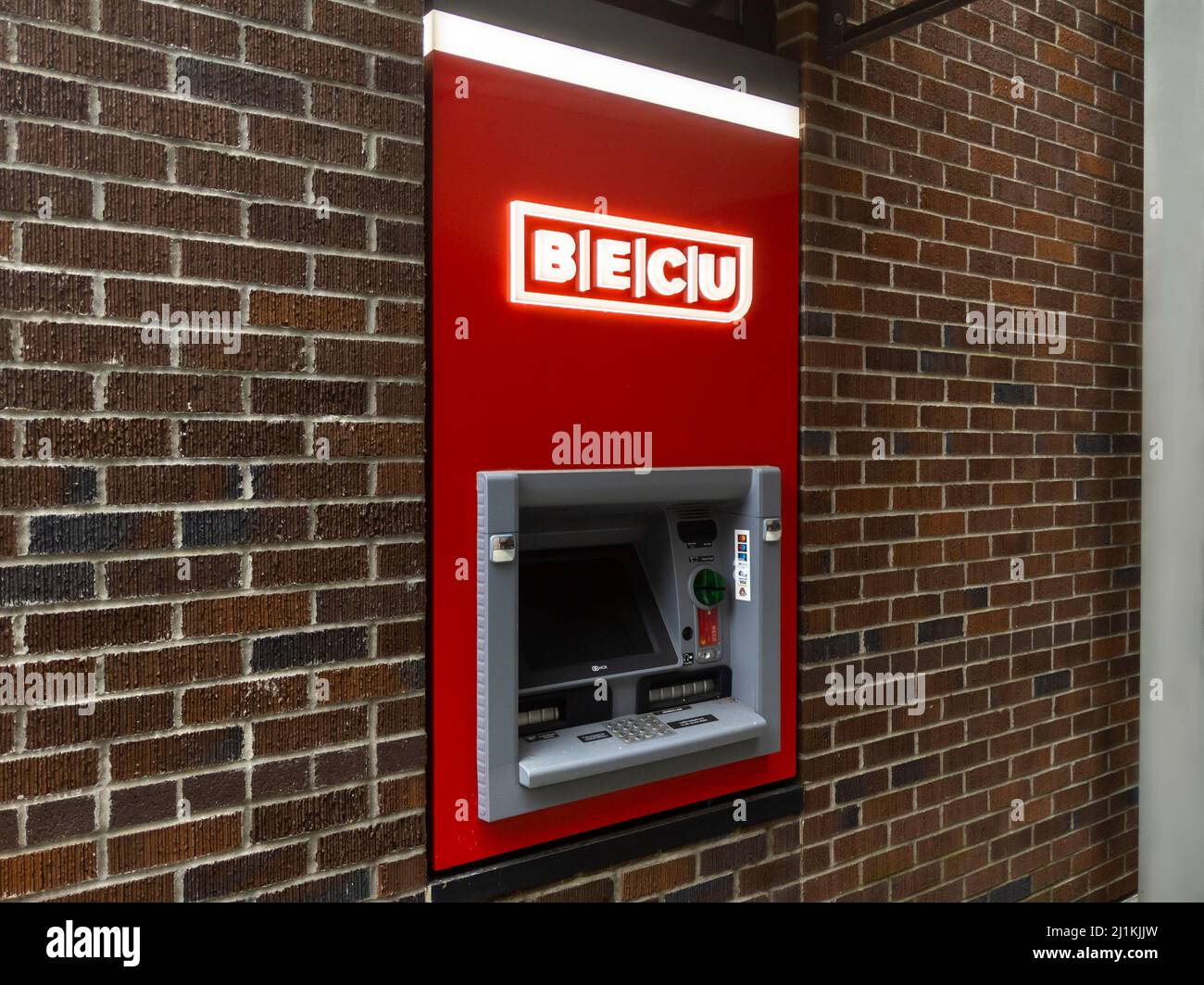 Bothell, WA USA - ca. April 2021: Abgewinkelte Ansicht eines BECU-Geldautomaten auf dem Campus der University of Washington. Stockfoto