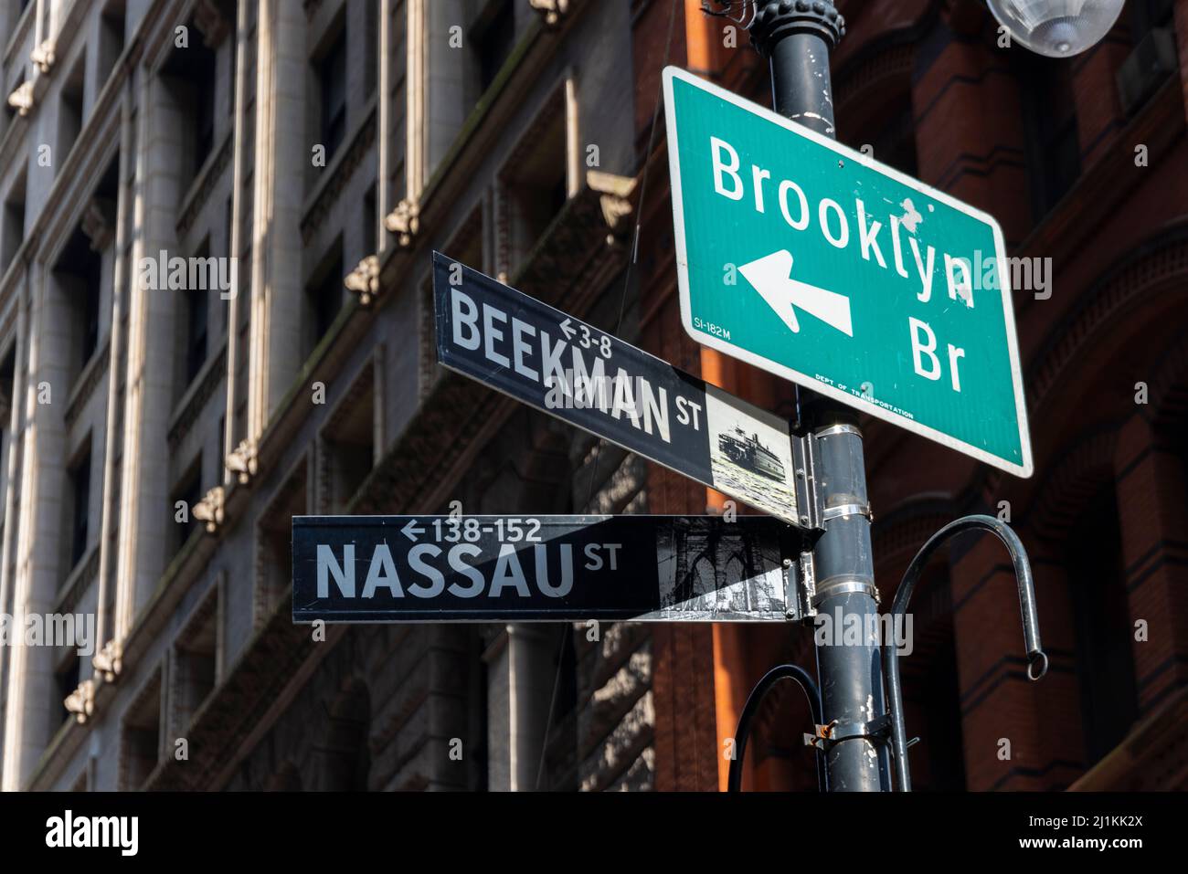 Straßenschilder stehen auf der Straße in Lower Manhattan NYC Stockfoto