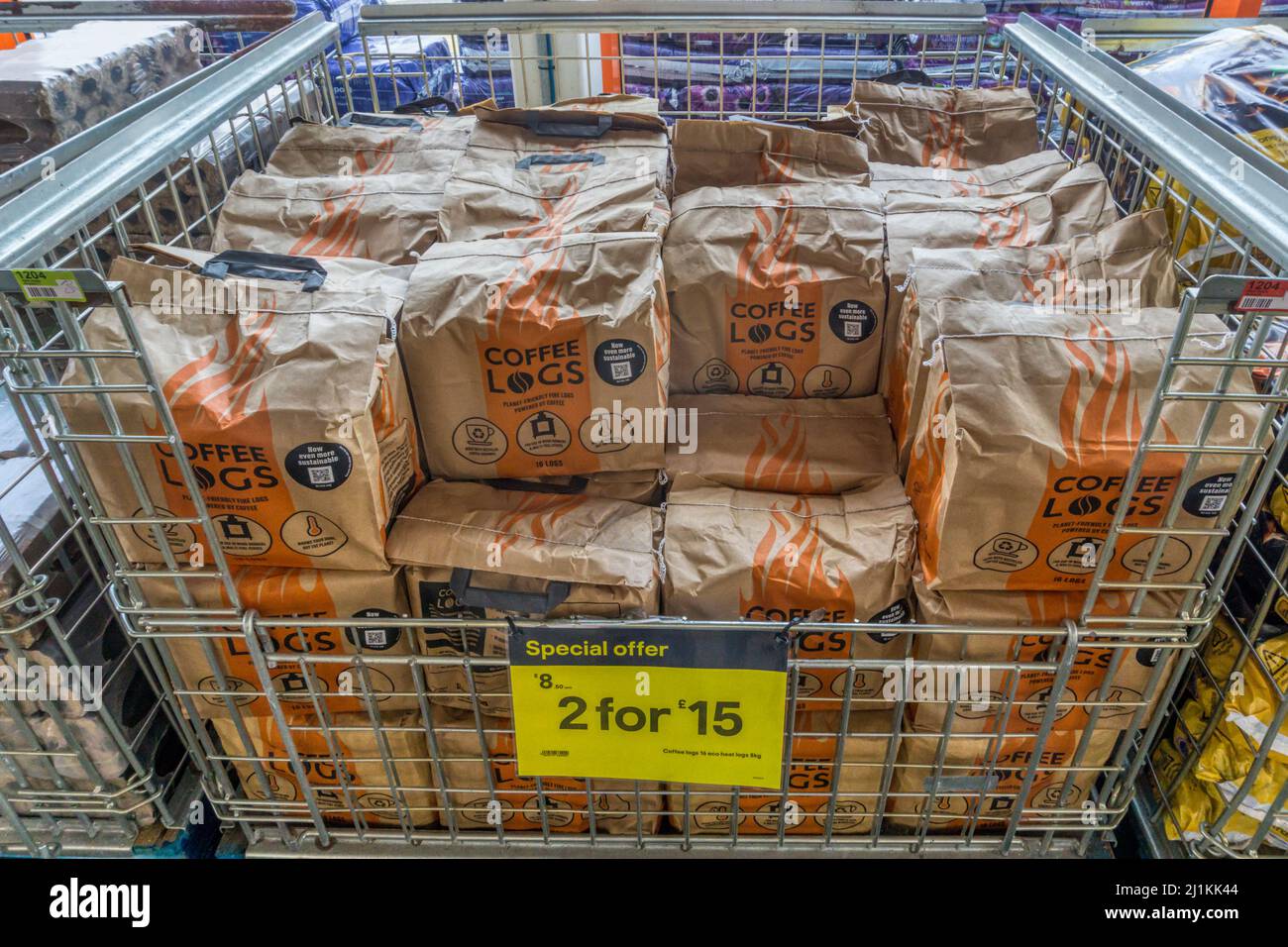 Coffee Logs zum Verkauf. Brennstoff für Kaminöfen aus recyceltem Kaffeesatz, der in einem Supermarkt verkauft wird. Stockfoto