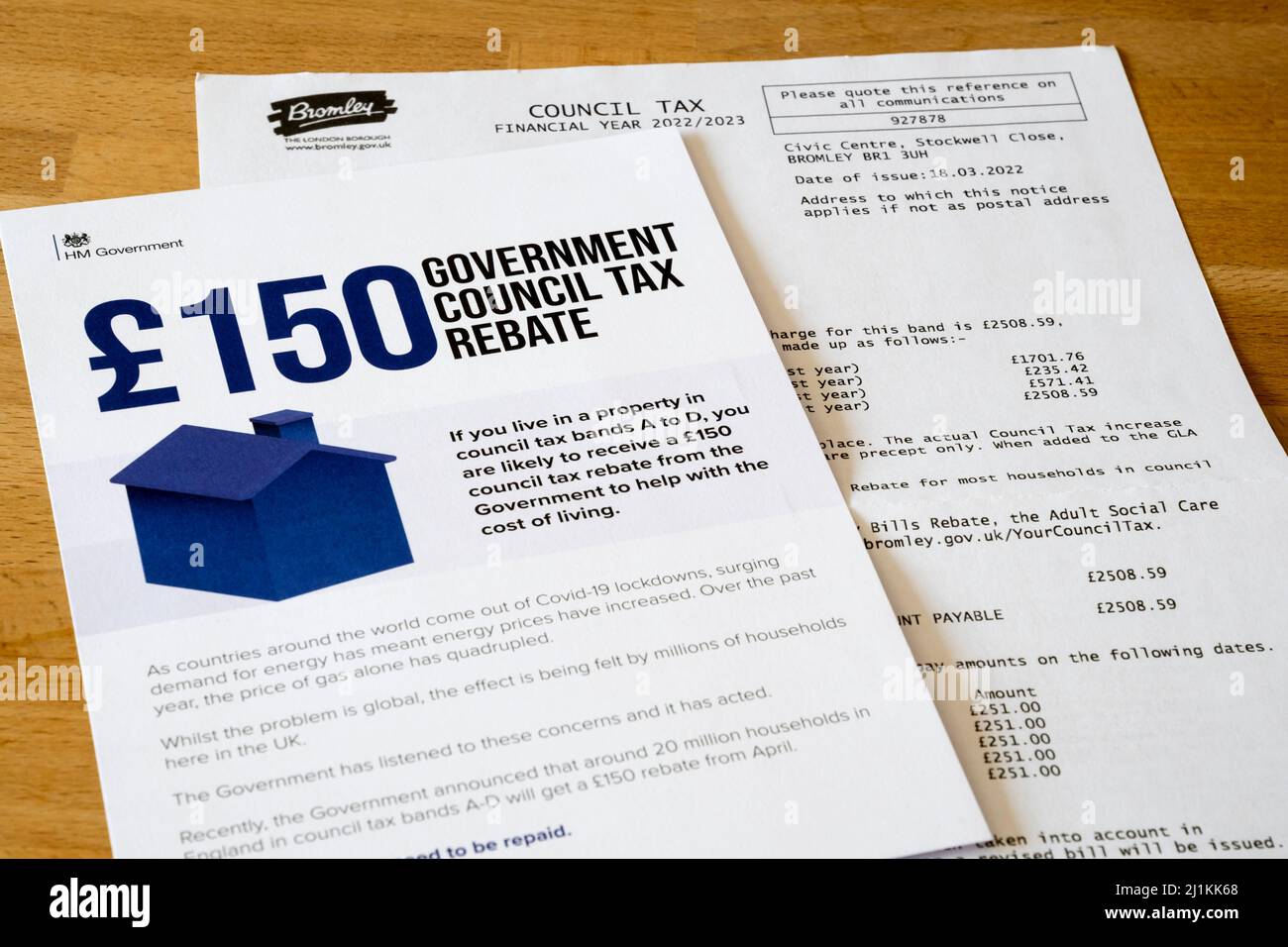 Steuererklärung des Rates zusammen mit einer Broschüre der Regierung über einen Steuernachlass des Rates. NB: Personenbezogene Daten anonymisiert. Stockfoto