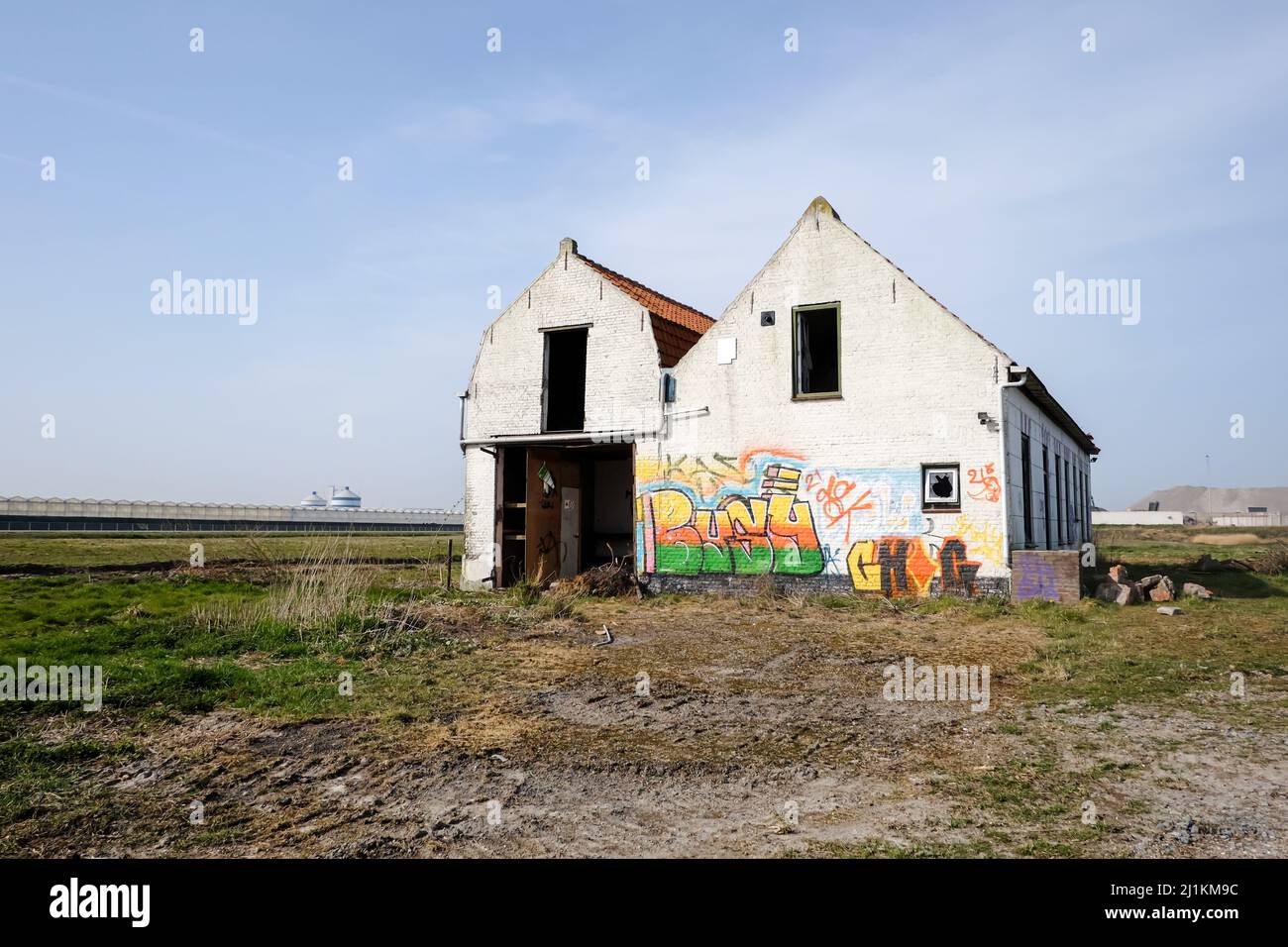 Ein altes verlassenes Haus in den Niederlanden in einem industriellen Umfeld, das mit Graffiti befleckten ist Stockfoto