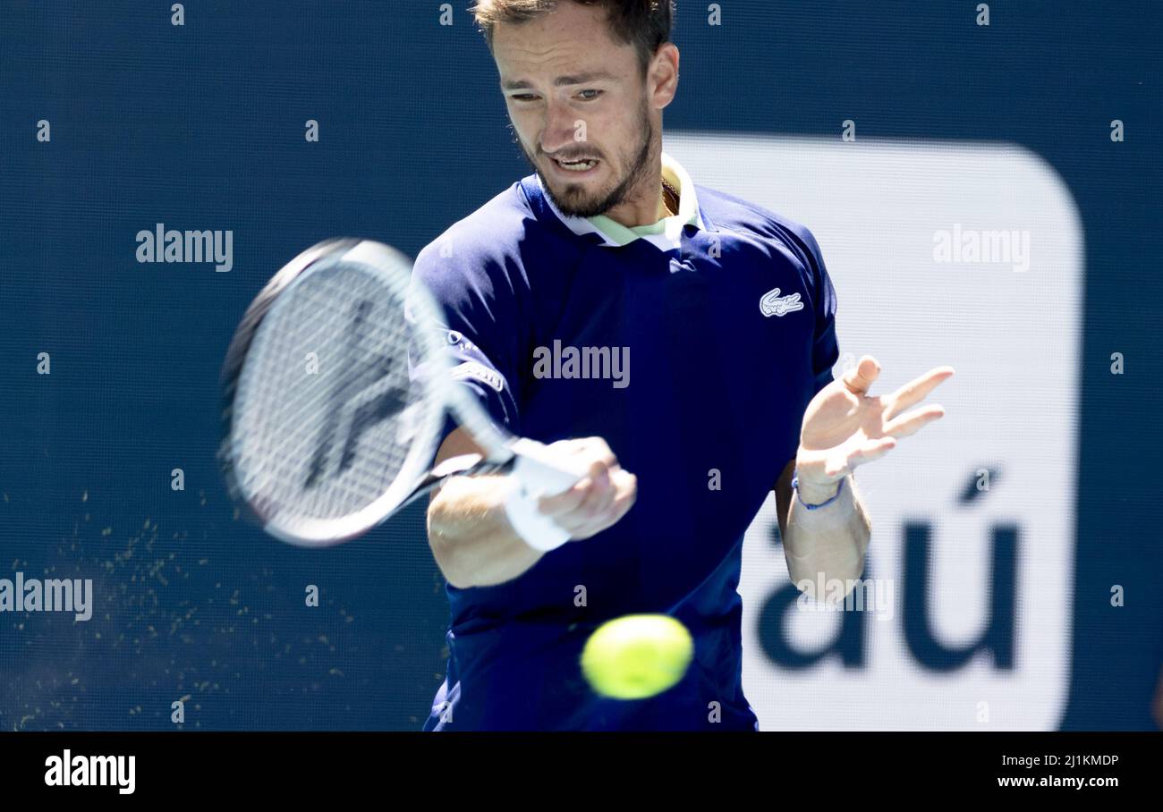 Miami Gardens, Usa. 26. März 2022. Daniil Medvedev aus Russland gibt am Samstag, den 26. März 2022, einen Vorschuss an Andy Murray aus Großbritannien bei den Miami Open im Hard Rock Stadium in Miami Gardens, Florida, zurück. Foto von Gary i Rothstein/UPI Credit: UPI/Alamy Live News Stockfoto