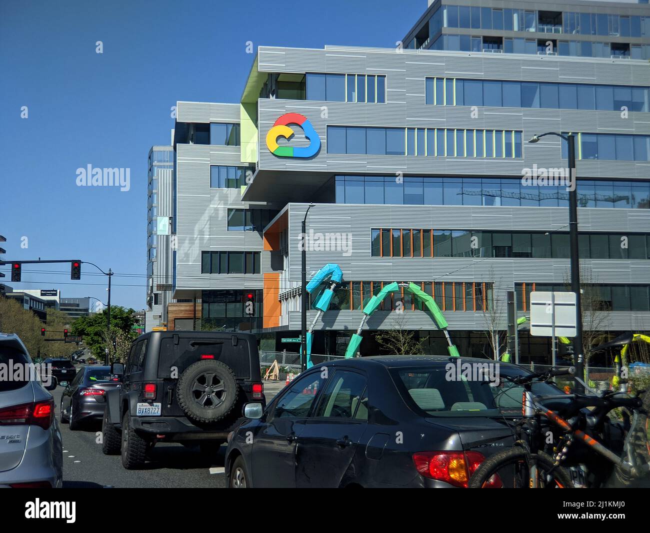 Seattle, WA USA - ca. März 2022: Blick auf die Straße des Google-Gebäudes im Herzen der Innenstadt von Seattle, in der Nähe des Seattle Centers. Stockfoto