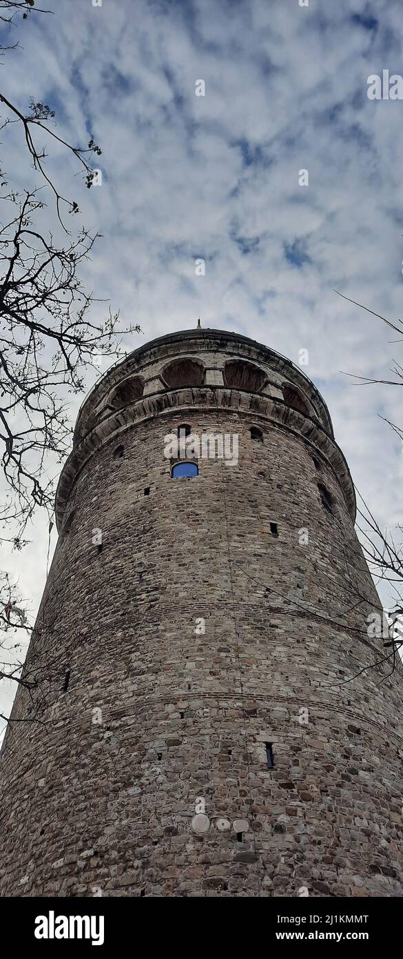 Istanbul, Türkei – 26 2022. Februar: Istanbul Galata Tower, auch bekannt als „Galata Kulesi“, historisches Wahrzeichen der Türkei. Stockfoto