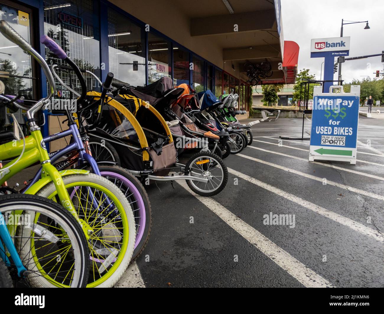 Woodinville, WA USA - ca. Juni 2021: Abgewinkelte Ansicht eines Sortiments gebrauchter Fahrräder zum Verkauf außerhalb eines Play IT Again Sports-Shops in der Innenstadt. Stockfoto