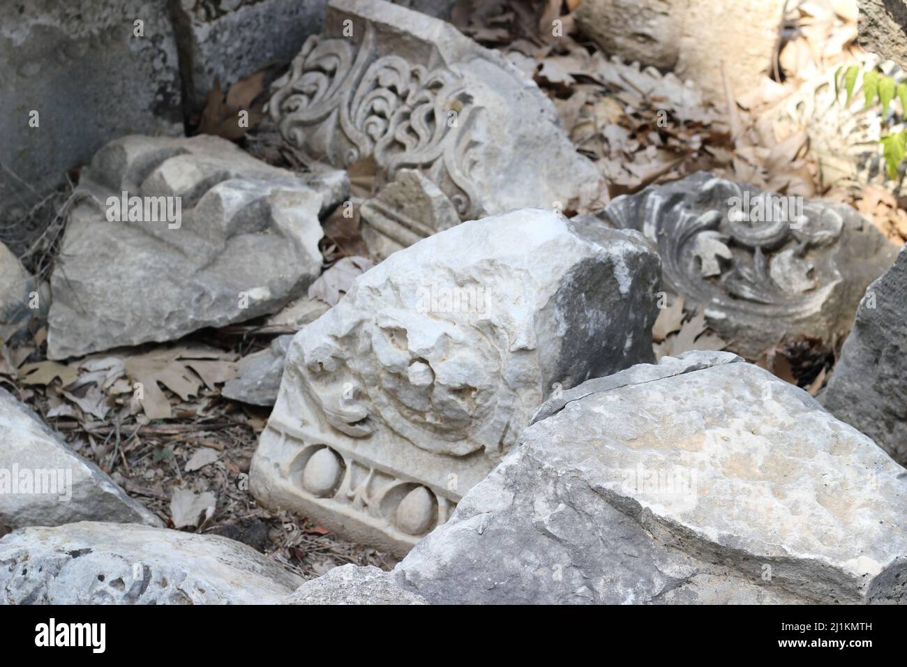 Antalya, Türkei- Juli 03 2021: Antalya Perge Ancient City alias „Perge Antik Kenti“ with broken ancient stones Stockfoto