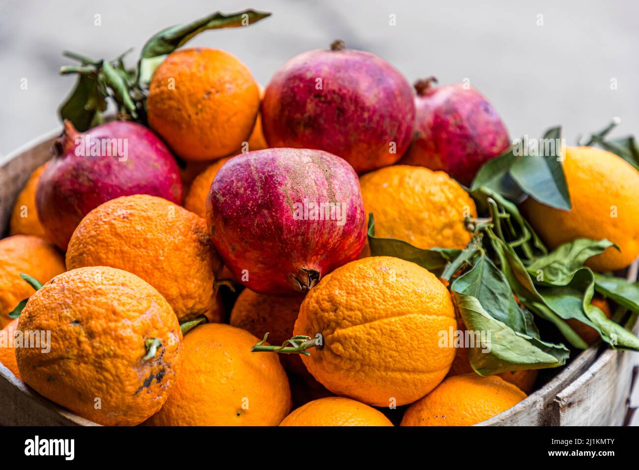 In vielen Orten Zyperns finden Sie gepresste Säfte aus Granatapfel oder Orange Stockfoto