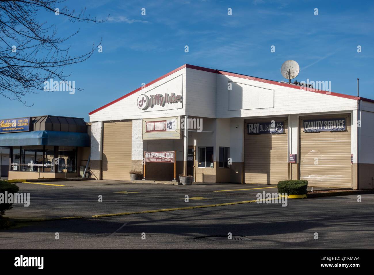 Woodinville, WA, USA - ca. Februar 2022: Außenansicht eines Ölwechselladens von JiffyLube mit einem „Now Hiring“-Werbebanner auf der Vorderseite. Stockfoto