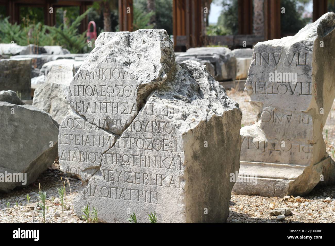 Antalya, Türkei - Juli 03 2021: Antalya Perge Ancient City alias “Perge Antik Kenti. Altgriechische Sprache auf den Spalten geschrieben. Stockfoto
