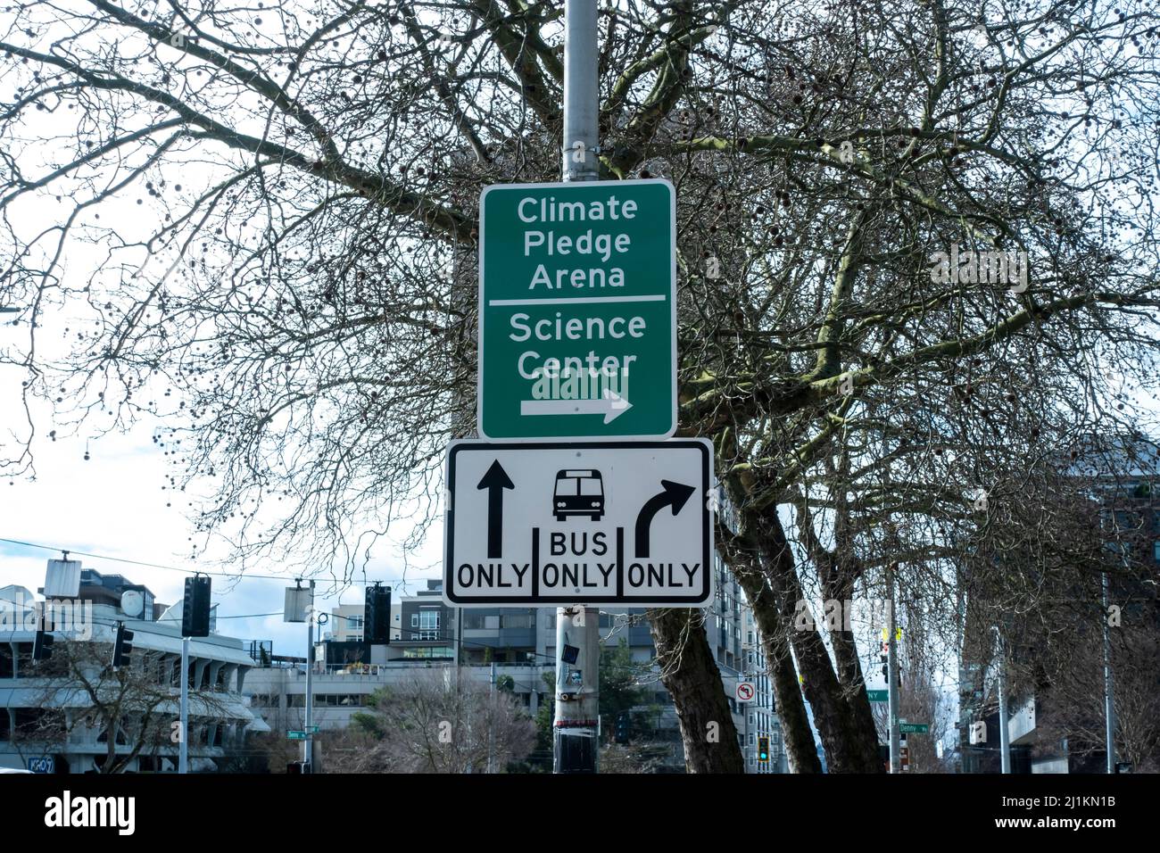 Seattle, WA USA - ca. März 2022: Ansicht der Verkehrsschilder für die Climate Pledge Arena und das Science Center. Stockfoto