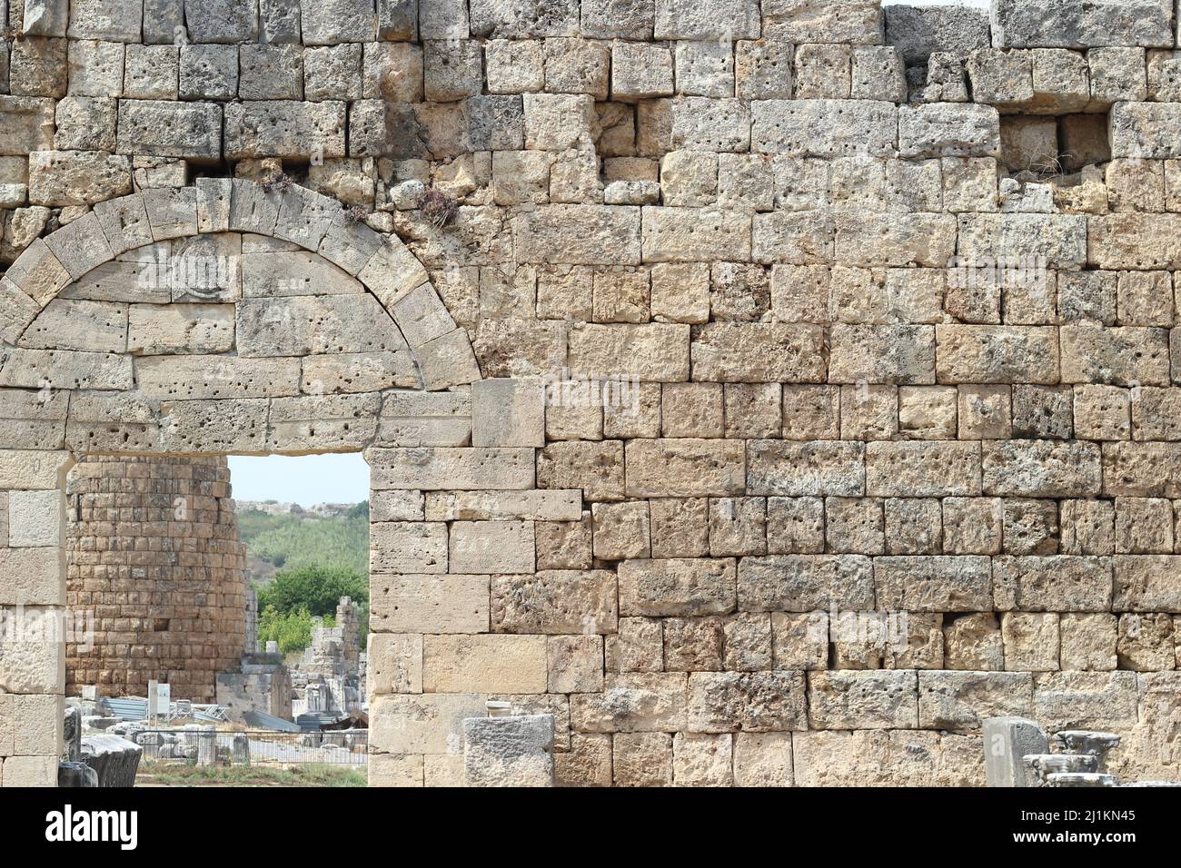 Antalya, Türkei- Juli 03 2021: Antalya Perge Ancient City alias Perge Antik Kenti with Castle and column ruins. Stockfoto