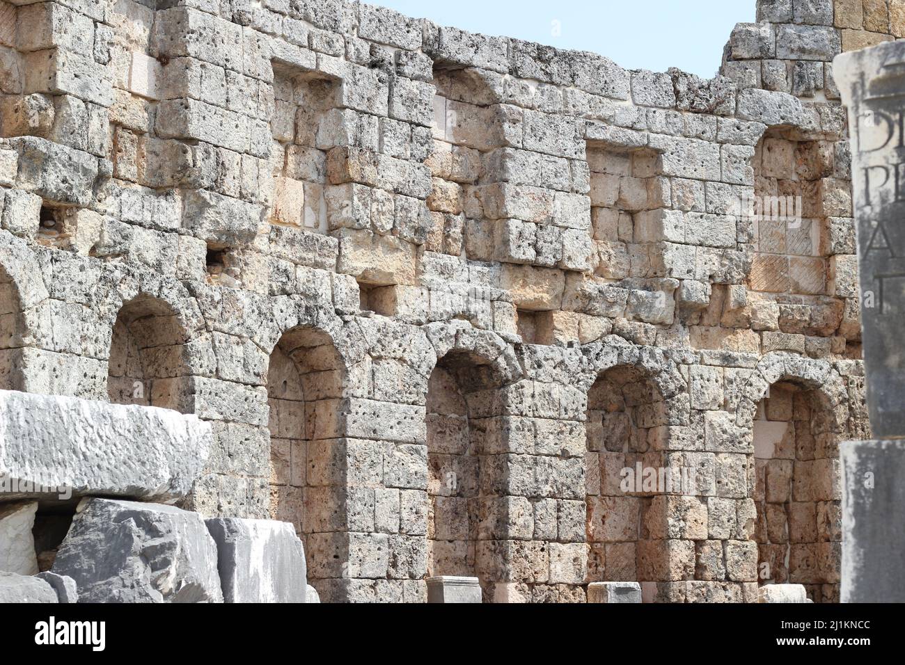 Antalya, Türkei- Juli 03 2021: Antalya Perge Ancient City alias Perge Antik Kenti with Castle and column ruins. Stockfoto