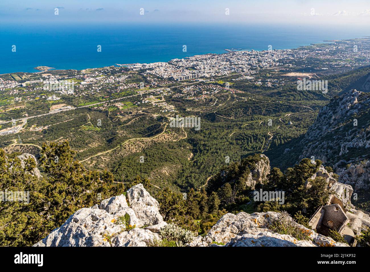 Blick auf die Hafenstadt Girne vom St. Hilarion Castle (St. Hilarion Kalesi Zirve) Karaman, Türkische Republik Nordzypern (TRNC) Stockfoto