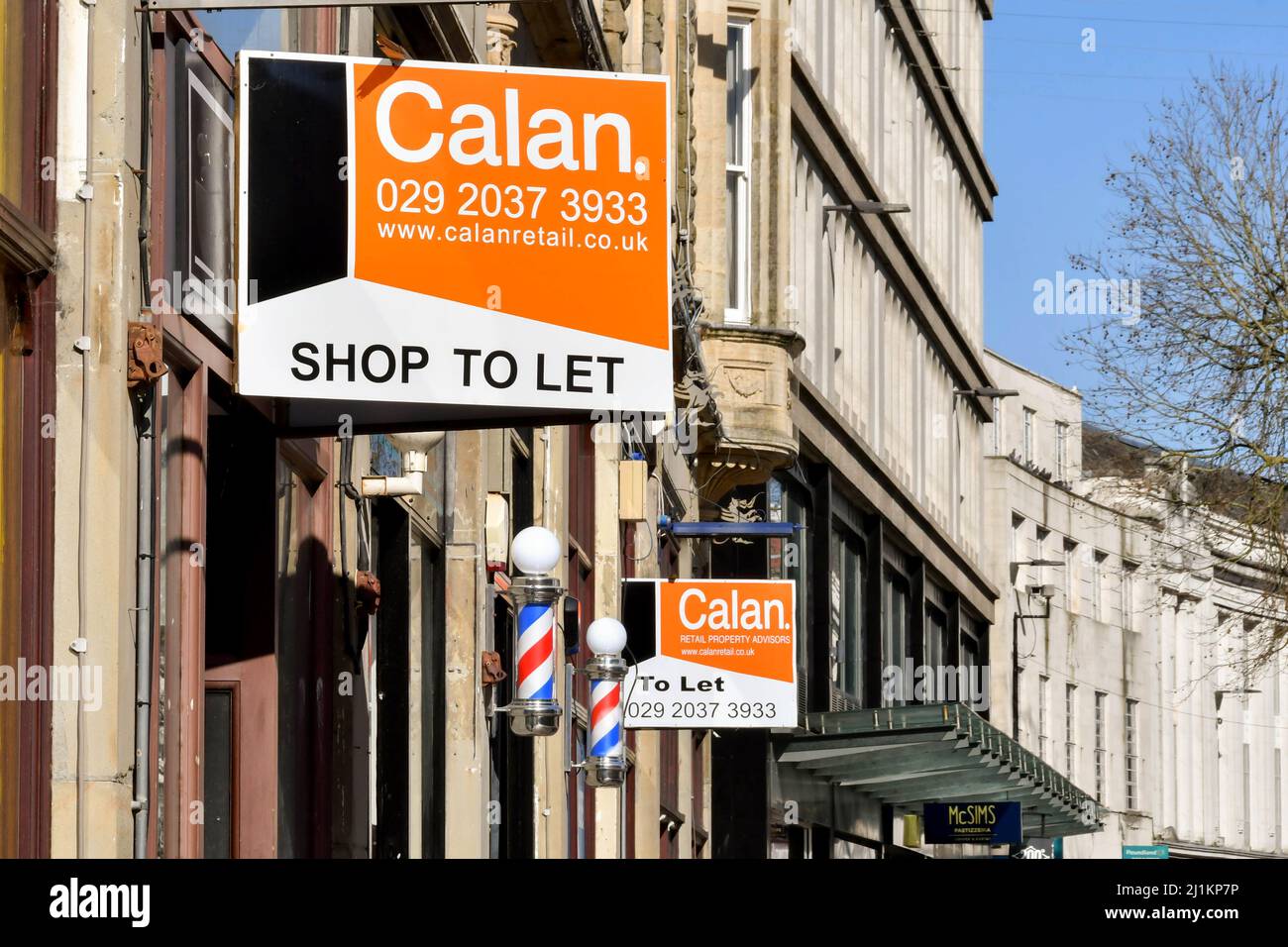 Cardiff, Wales - 2022. März: Schilder an der Außenseite eines Gebäudes im Stadtzentrum von Cardiff, die leere Geschäfte zum Anvermieten anzeigen Stockfoto