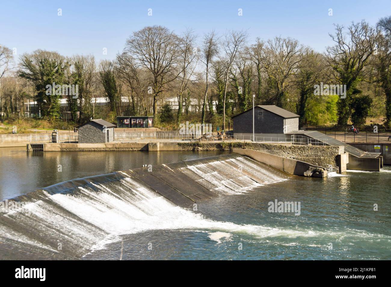 Radyr, bei Cardiff, Wales - März 2022: Wasserkraftwerk und Wehr am Fluss Taff am Stadtrand von Cardiff Stockfoto