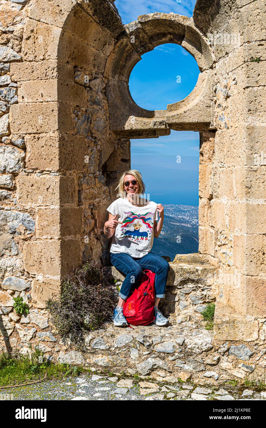 St. Hilarion Castle (St. Hilarion Kalesi Zirve) Karaman, Türkische Republik Nordzypern (TRNC). Vermutlich stürzte die Prinzessin nach der Arbeit von diesem Fenster aus alle ihre Handwerker Stockfoto