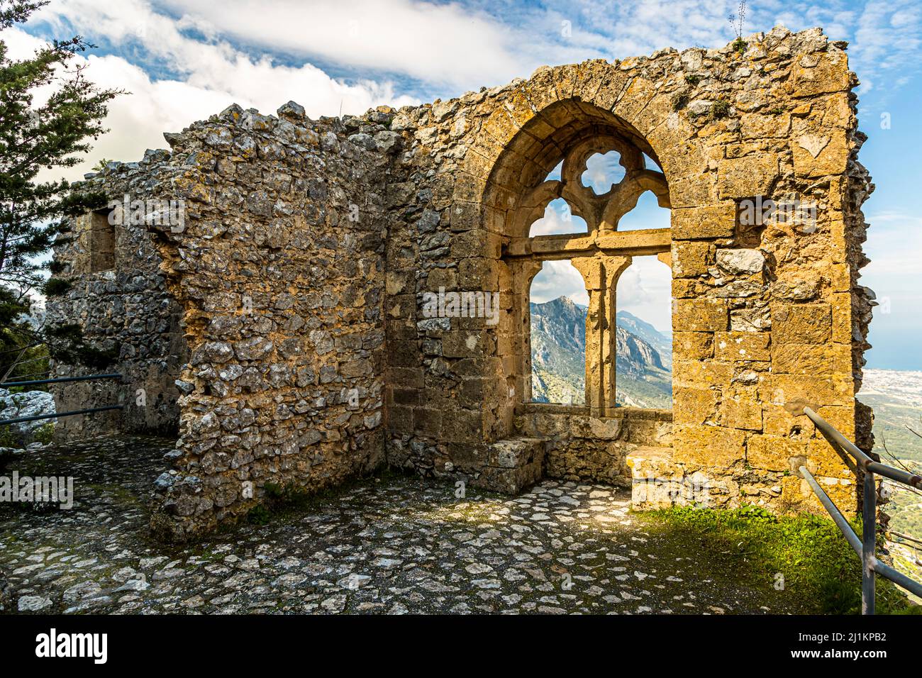 St. Hilarion Castle (St. Hilarion Kalesi Zirve) Karaman, Türkische Republik Nordzypern (TRNC). Vermutlich stürzte die Prinzessin nach der Arbeit von diesem Fenster aus alle ihre Handwerker Stockfoto
