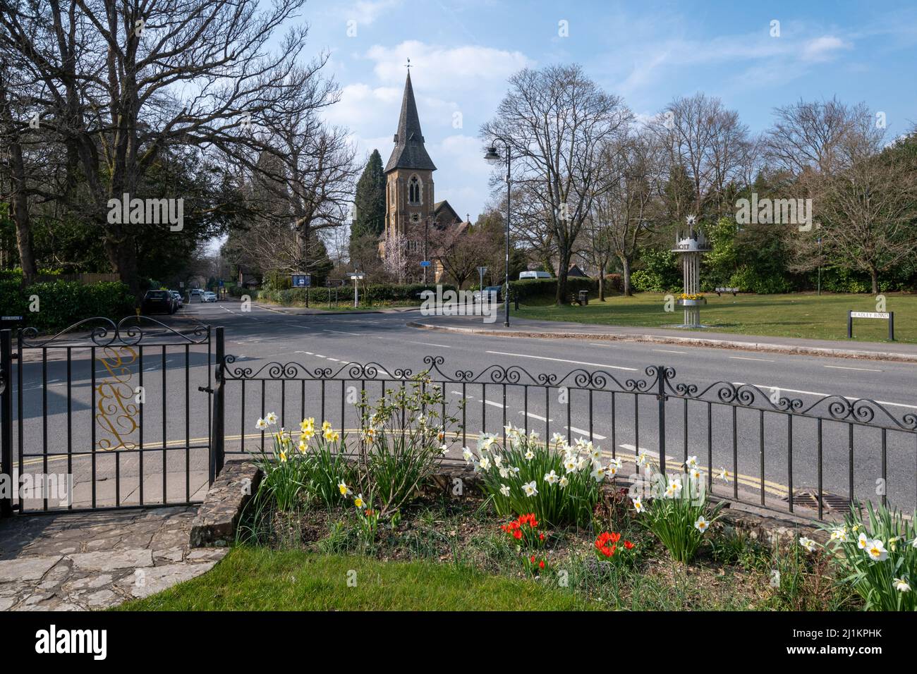 St Lukes Church in Greyshott Village, Hampshire, England, Großbritannien, Blick vom Kriegs-Gedenkgarten mit Frühlingsblumen Stockfoto