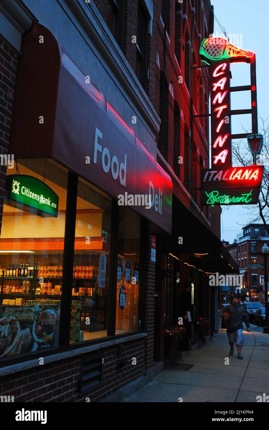Die Neonlichter eines italienischen Restaurants leuchten im North End von Boston Stockfoto