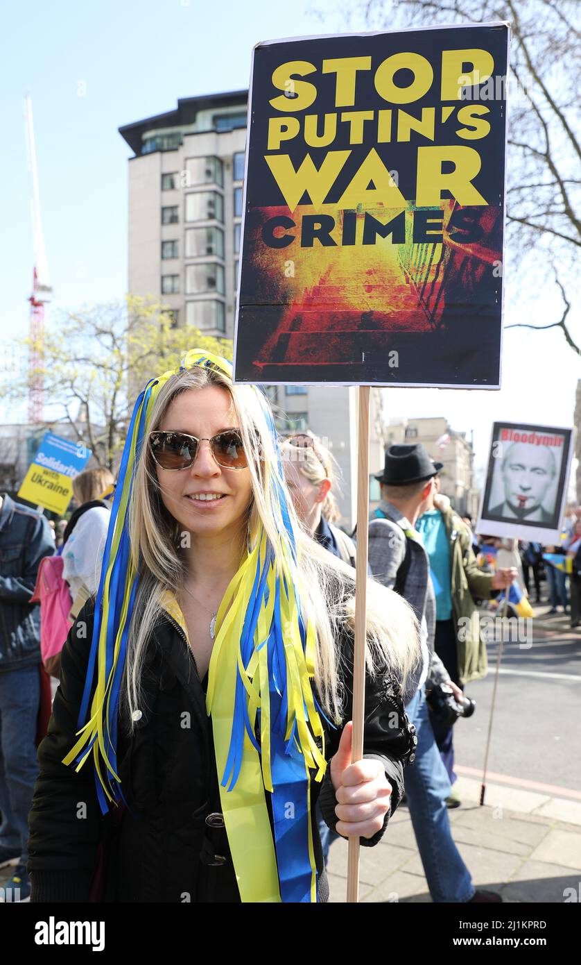 London, Großbritannien. 26.. März 2022. Tausende nahmen am Samstag an einem marsch zur Unterstützung der Ukraine Teil, als Bürgermeister Sadiq Khan das Vereinigte Königreich aufforderte, viel mehr zu tun, um den Ukainiern zu helfen. Der marsch begann auf der Park Lane, bevor er zum Trafalgar Square ging. Kredit : Monica Wells/Alamy Live Nachrichten Stockfoto