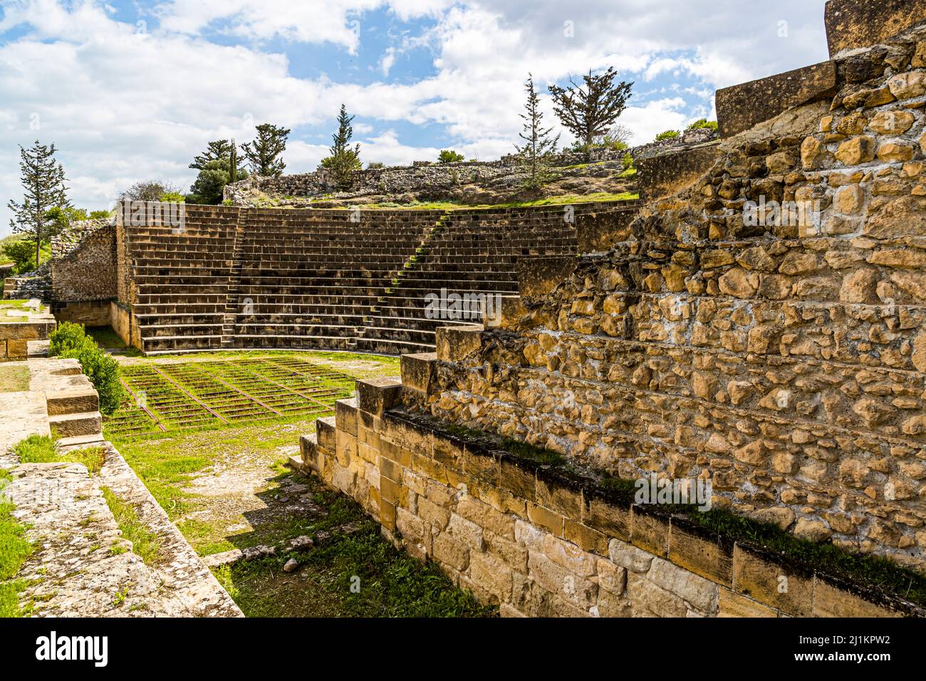 Das Soloi-Theater wurde in der zweiten Hälfte des 2.. Jahrhunderts erbaut und befindet sich östlich unter der Palastterrasse. Gemikonağı, Türkische Republik Nordzypern (TRNC) Stockfoto