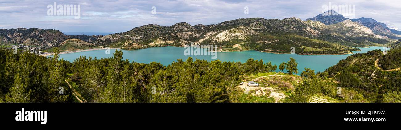 Der Dağdere-Stausee auf der Insel Zypern ist über eine Pipeline nach dem Prinzip der kommunizierenden Rohre mit einem Stausee auf dem türkischen Festland verbunden. Çamlıbel, Türkische Republik Nordzypern (TRNC) Stockfoto