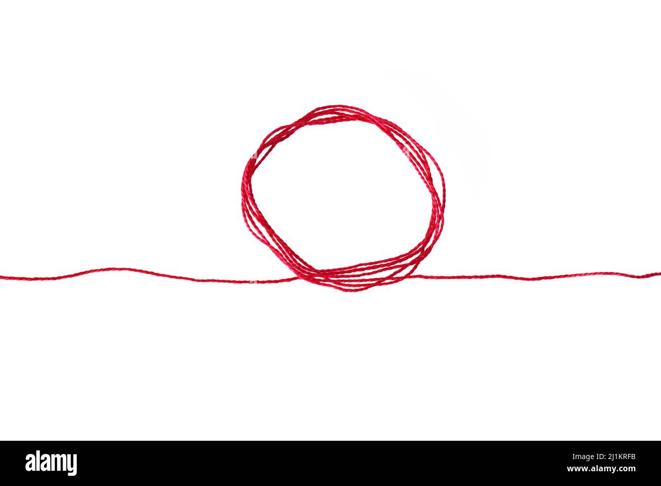 Ein roter Seidenfaden, kreisförmig geloopt, der sich an beiden Enden erstreckt und den roten Faden des Schicksals in der chinesischen Tradition symbolisiert, auf einem rein weißen Hintergrund Stockfoto