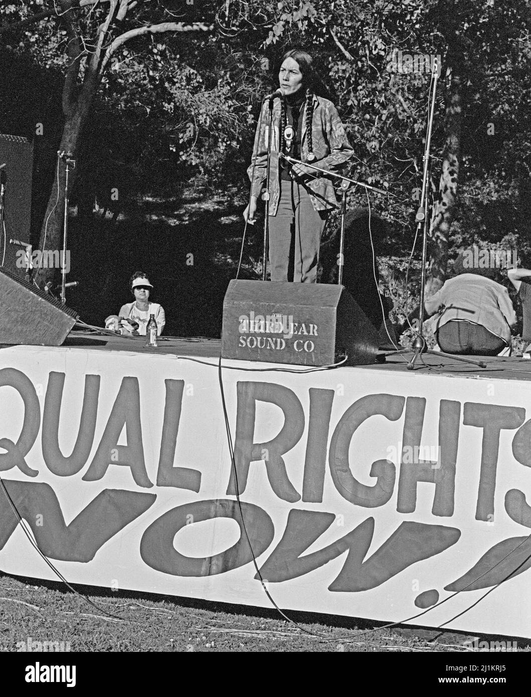Sprecherin beim zweiten jährlichen Tag im Park für Frauenrechte, 3/13/1977, Golden Gate Park, San Francisco, Kalifornien Stockfoto