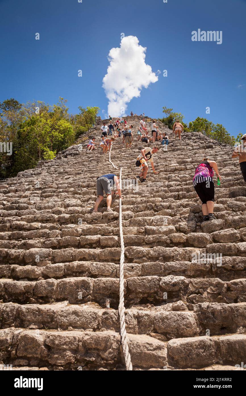 Menschen, die die Nohoch Mul Pyramide in Cobá, Mexiko, erklimmen Stockfoto