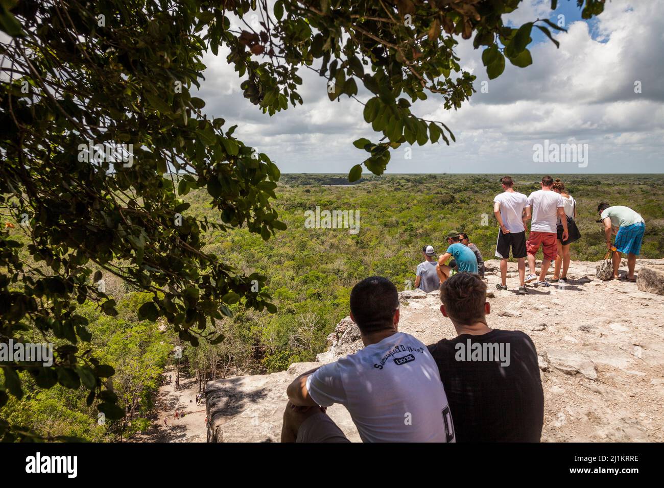 Menschen, die die Nohoch Mul Pyramide in Cobá, Mexiko, erklimmen Stockfoto