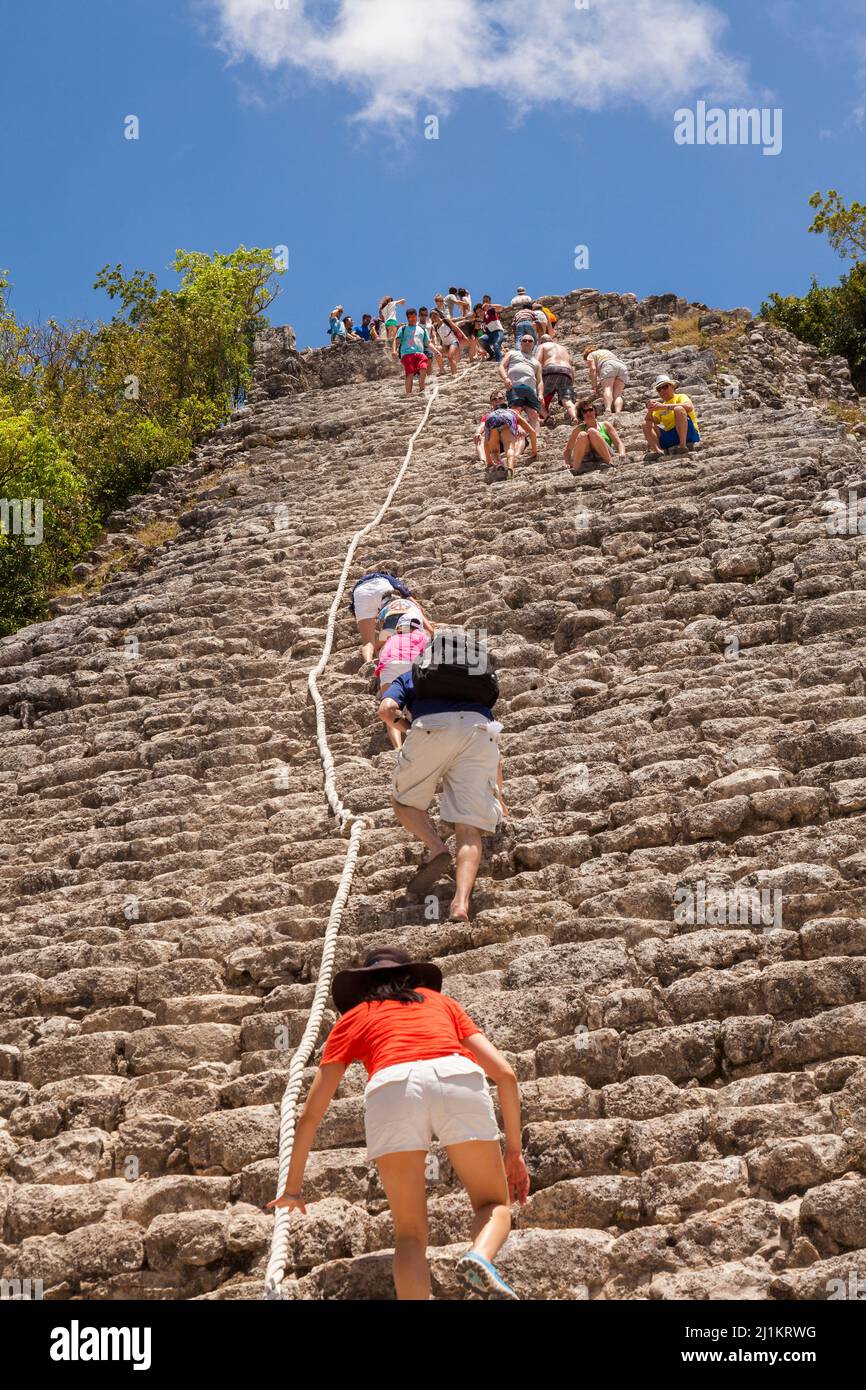 Menschen, die die Nohoch Mul Pyramide in Cobá, Mexiko, erklimmen Stockfoto