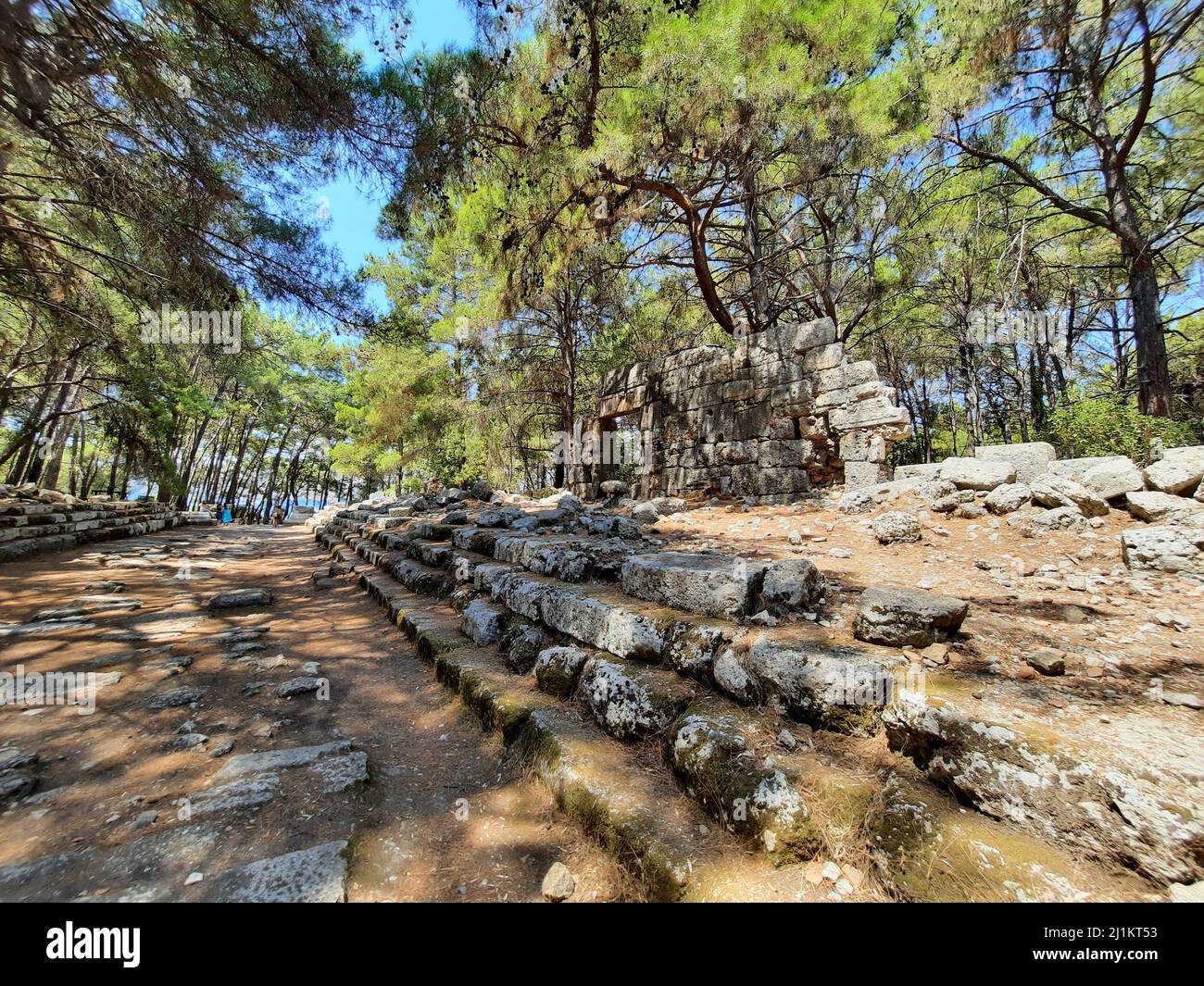 Antalya, Türkei, 05 2020. September: Antalya Phaselis Ancient City alias “Phaselis Antik Kenti. Agora-Pfad mit Blick auf den Himmel. Stockfoto