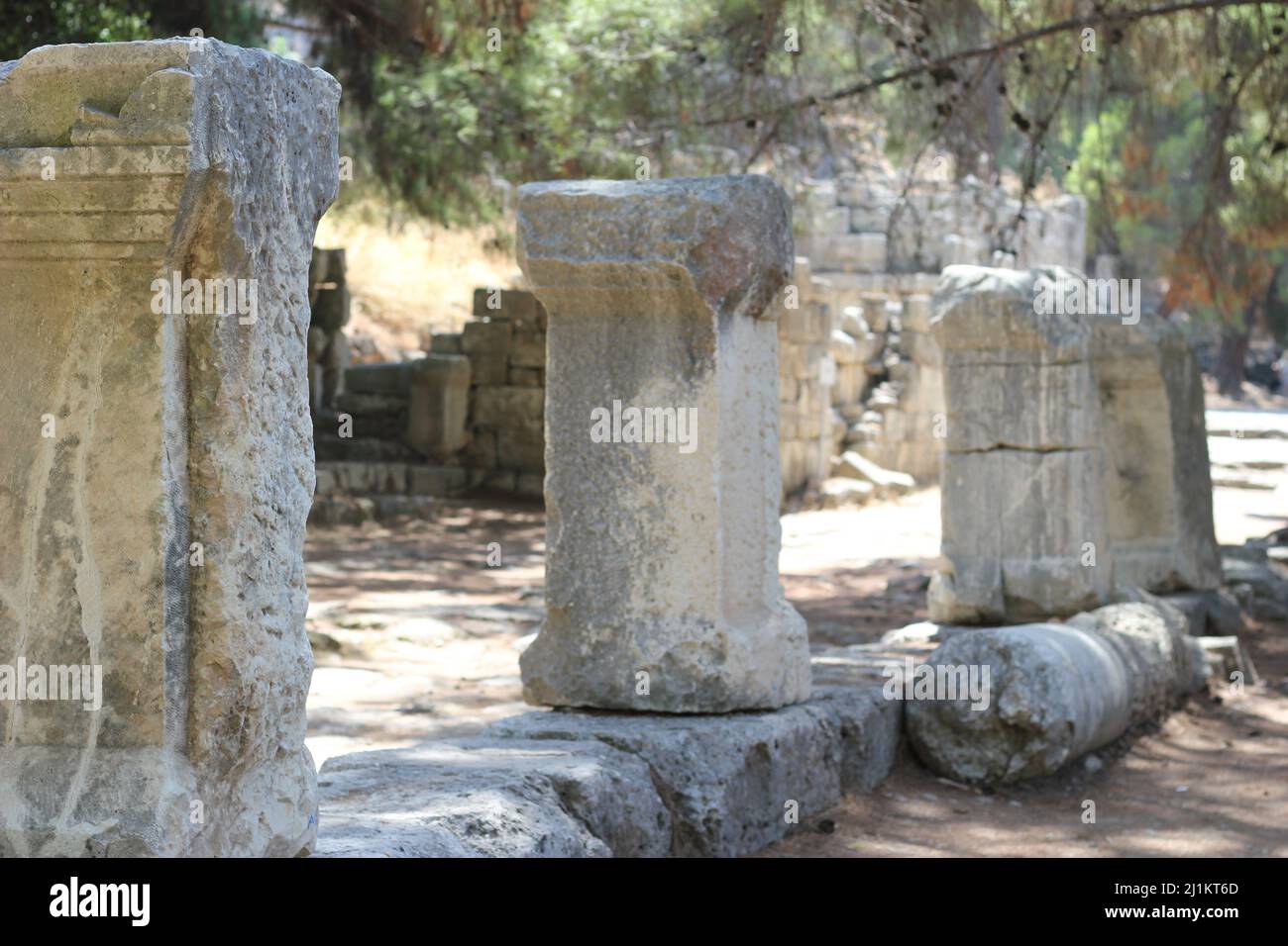 Antalya, Türkei, 05 2020. September: Antalya Phaselis Ancient City alias “Phaselis Antik Kenti. Spalten ausgerichtet. Stockfoto