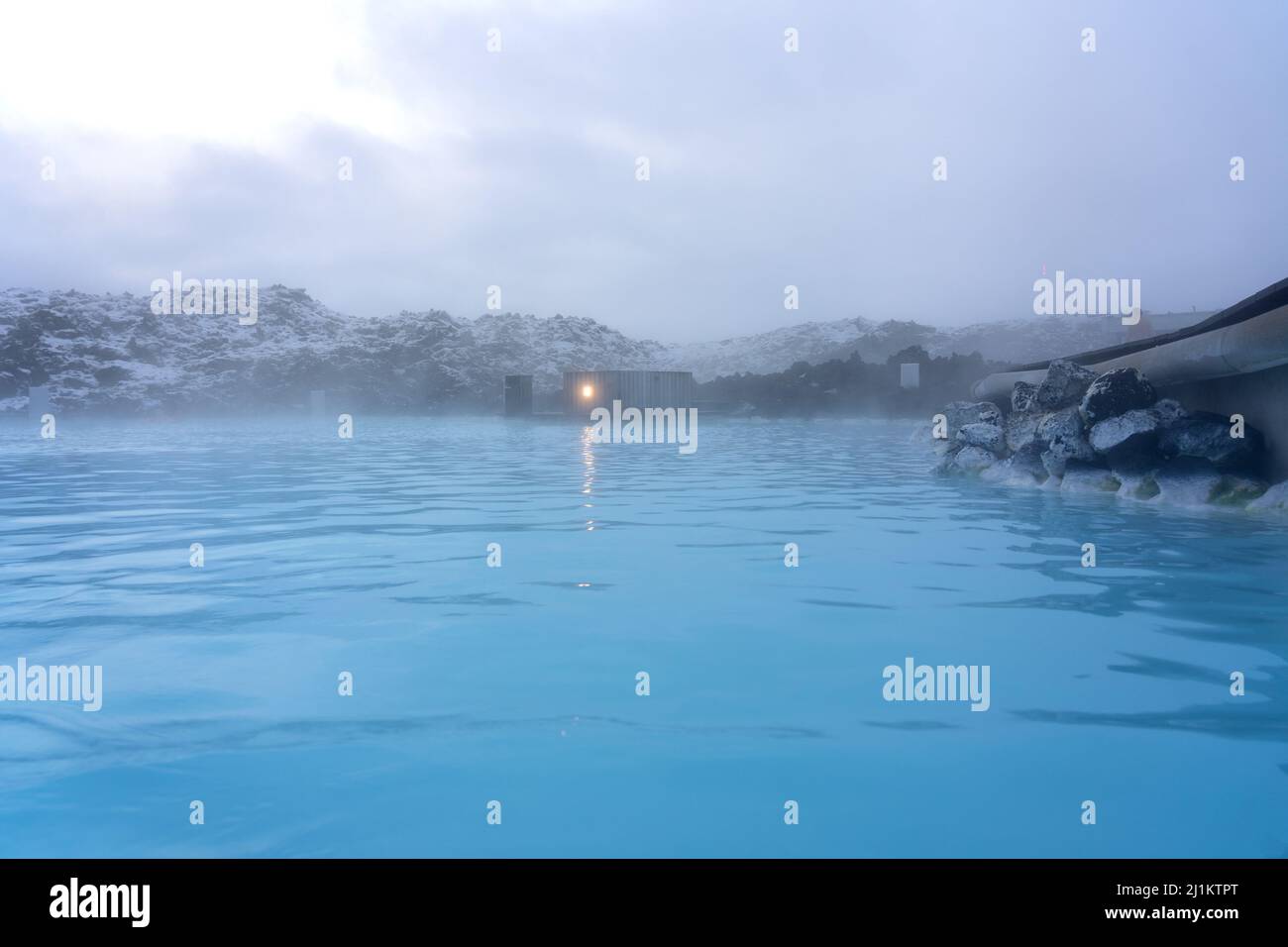 Blaue Lagune neben Reykjavik, diese natürliche heiße Quelle mit Lichtern und Holzhütte Stockfoto