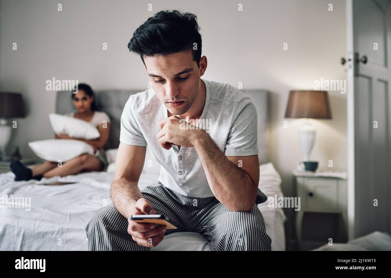 Ich bekomme woanders etwas Aufmerksamkeit. Aufnahme eines liebevollen Paares, das zu Hause viel Zeit miteinander verbringt. Stockfoto