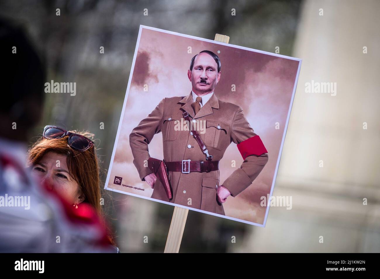 München, Bayern, Deutschland. 26. März 2022. Ein photoshop von Putin als Hitler, gesehen auf einer Demo gegen den Ukraine-Krieg in München, Deutschland. Nach einem Monat brutaler Kriegsführung, in dem Russland sich entschieden hat, ganze Städte wie Mariupol zu zerstören, wenn sie sich nicht ergeben, Und die Belarussen fordern von der deutschen Regierung, die entdeckt wurde, dass sie sich weitgehend nicht an Sanktionen gegen Oligarchen und andere Persönlichkeiten beteiligt, weitere Aufrufe, das Land sei ein "Marionettenstaat" Putins. (Bild: © Sachelle Babbar/ZUMA Press Wire) Stockfoto