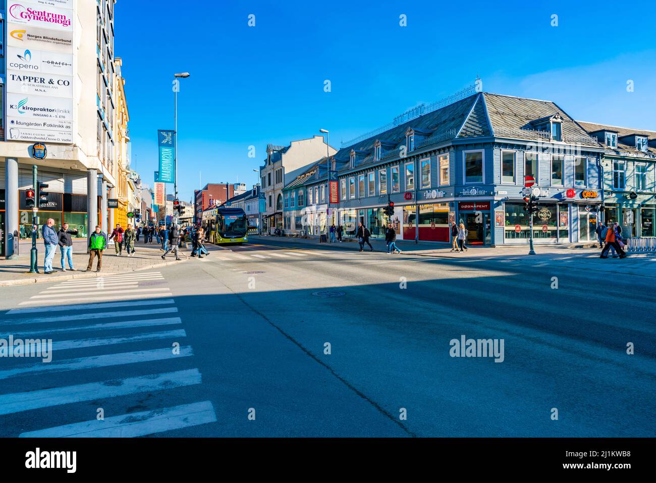 TRONDHEIM, NORWEGEN - MÄRZ 11 2022: Straßenansicht von Trondheim. Stockfoto