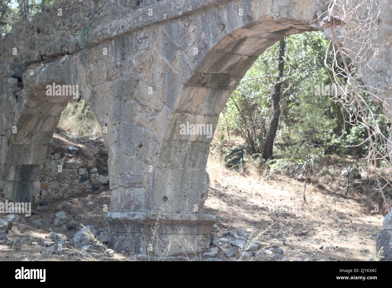 Antalya, Türkei, 05 2020. September: Antalya Phaselis Ancient City alias “Phaselis Antik Kenti. Aquädukt-Brücke. Stockfoto