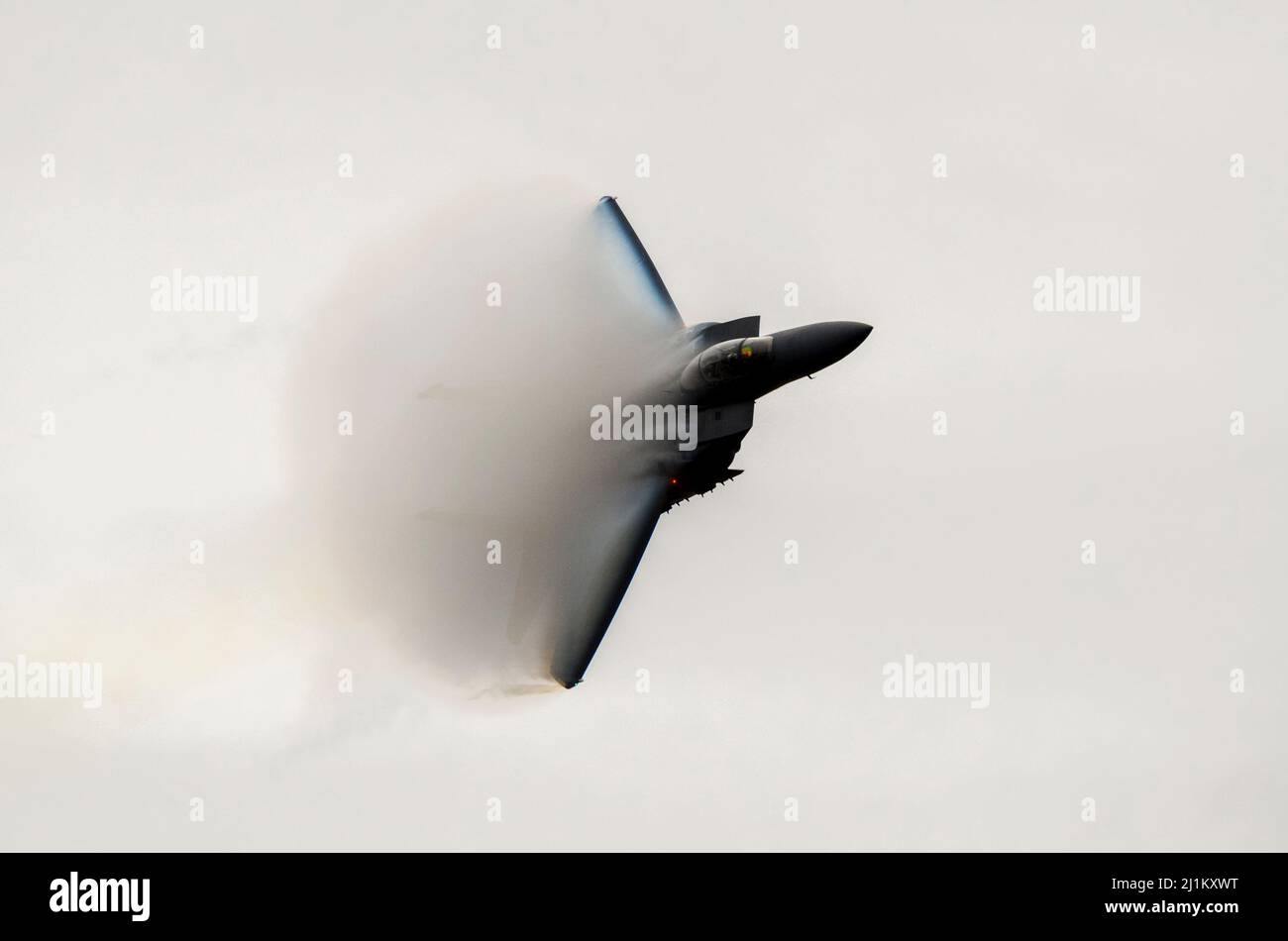 USAF McDonnell Douglas F-15 Eagle Kampfflugzeug mit hoher Geschwindigkeit und Kondensationsdampf, der auf den Flügeln Wolken von Feuchtigkeit bildet. Harte Wendung ziehen Stockfoto