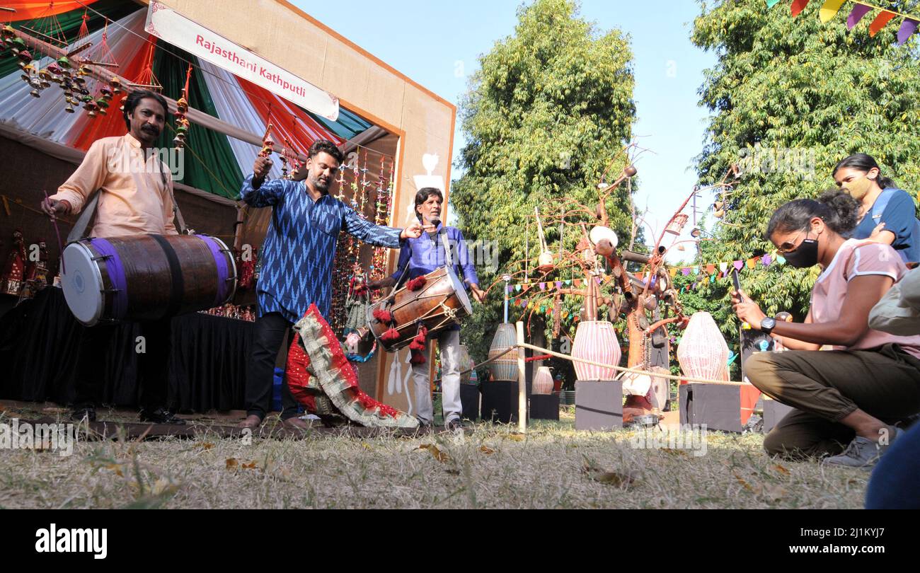 Neu-Delhi, Indien. 26. März 2022. Punjabi-Künstler spielen am 26. März 2022 im Rahmen des „Kaleidoscope“, einem Festival des immateriellen Kulturerbes Indiens in Sangeet Natak Akademi, in Neu-Delhi, Indien. (Foto: Ravi Batra/Sipa USA) Quelle: SIPA USA/Alamy Live News Stockfoto