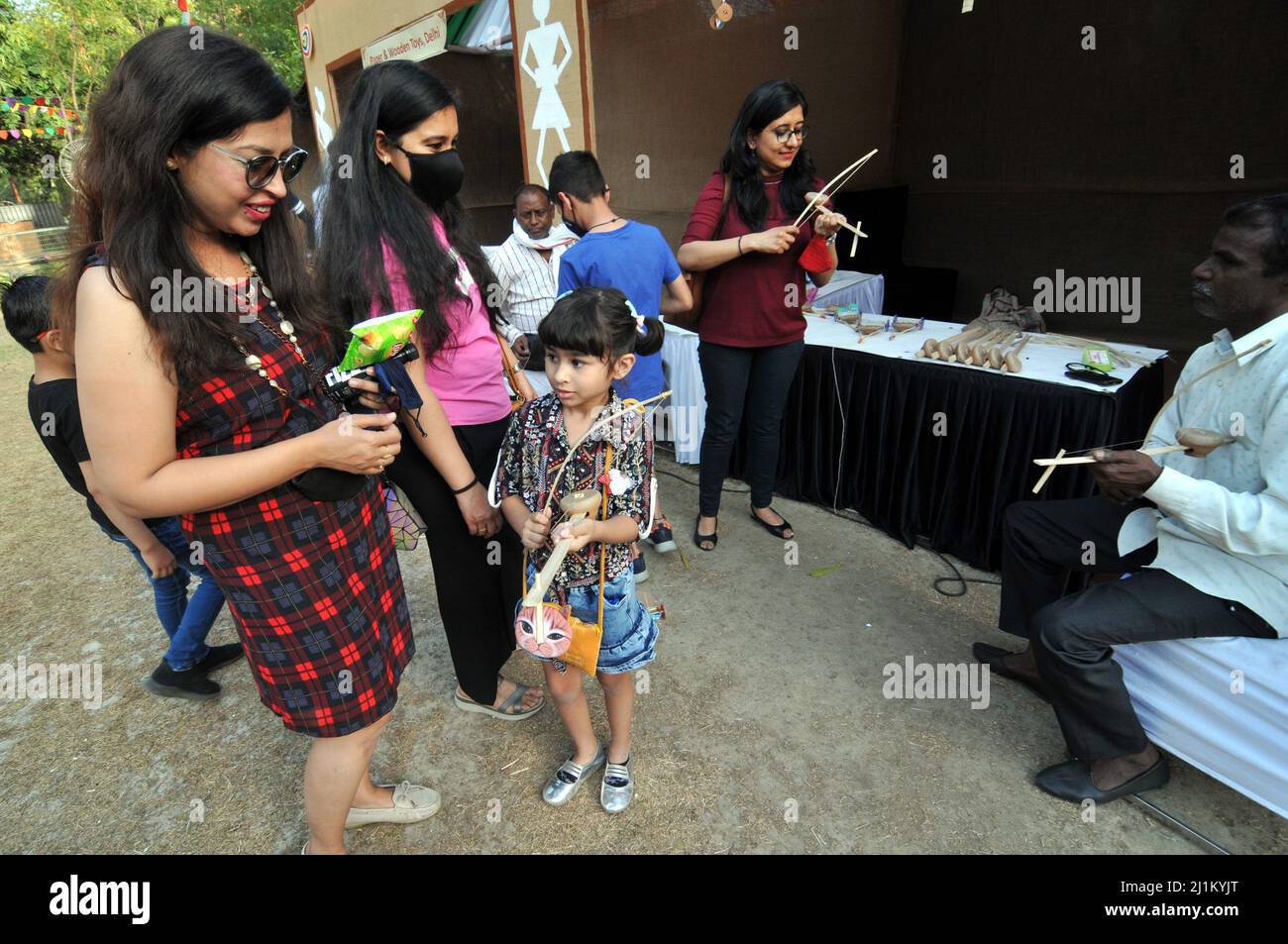 Neu-Delhi, Indien. 26. März 2022. Punjabi-Künstler spielen am 26. März 2022 im Rahmen des „Kaleidoscope“, einem Festival des immateriellen Kulturerbes Indiens in Sangeet Natak Akademi, in Neu-Delhi, Indien. (Foto: Ravi Batra/Sipa USA) Quelle: SIPA USA/Alamy Live News Stockfoto