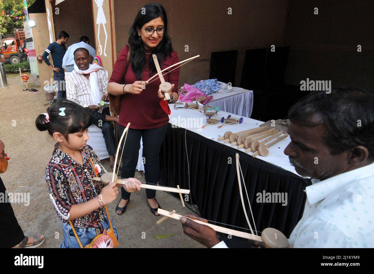 Neu-Delhi, Indien. 26. März 2022. Menschen, die kulturelle Aktivitäten genießen, während des „Kaleidoscope“, einem Festival des immateriellen Kulturerbes Indiens in Sangeet Natak Akademi, am 26. März 2022 in Neu-Delhi, Indien. (Foto: Ravi Batra/Sipa USA) Quelle: SIPA USA/Alamy Live News Stockfoto