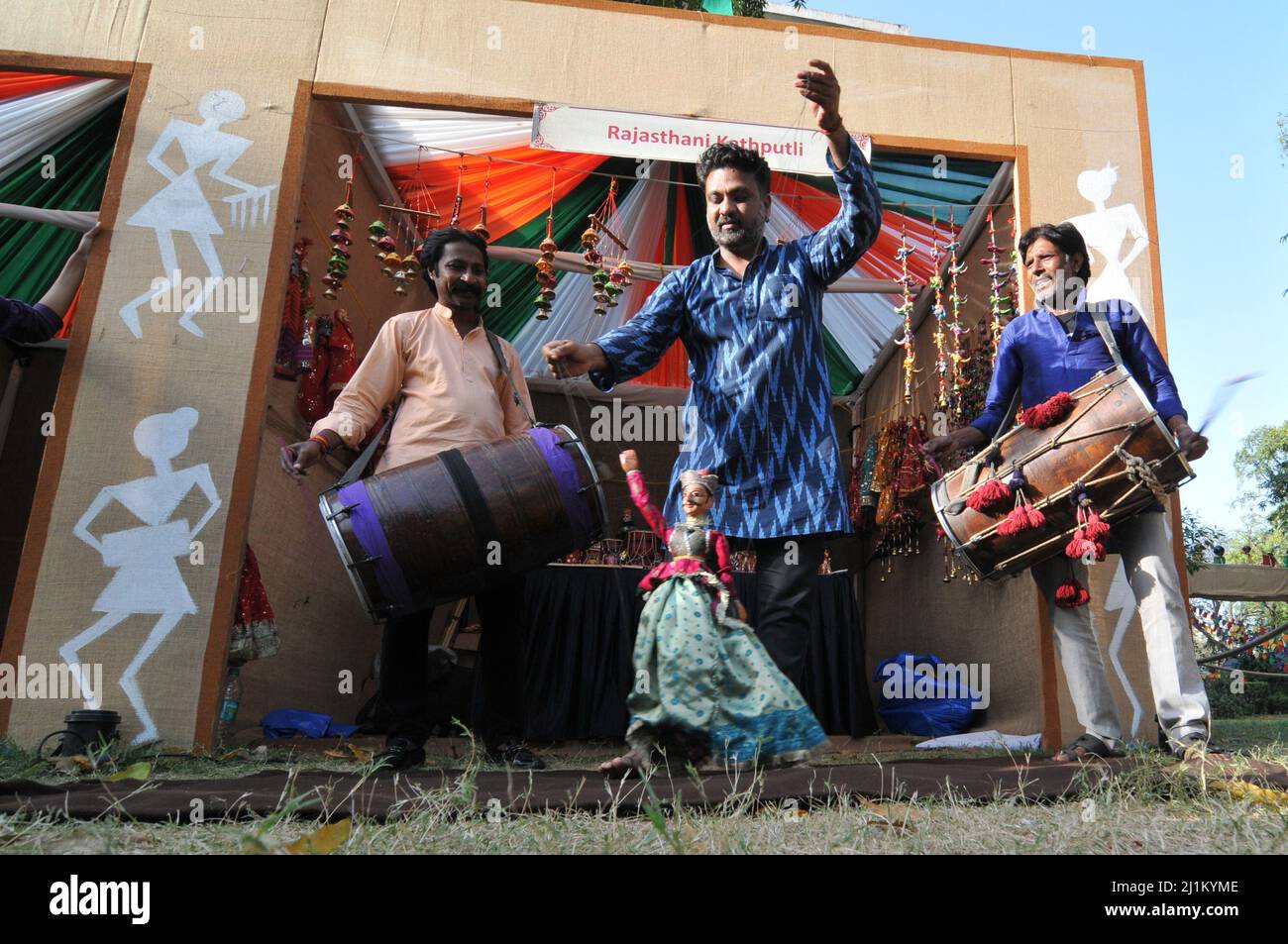 Neu-Delhi, Indien. 26. März 2022. Punjabi-Künstler spielen am 26. März 2022 im Rahmen des „Kaleidoscope“, einem Festival des immateriellen Kulturerbes Indiens in Sangeet Natak Akademi, in Neu-Delhi, Indien. (Foto: Ravi Batra/Sipa USA) Quelle: SIPA USA/Alamy Live News Stockfoto