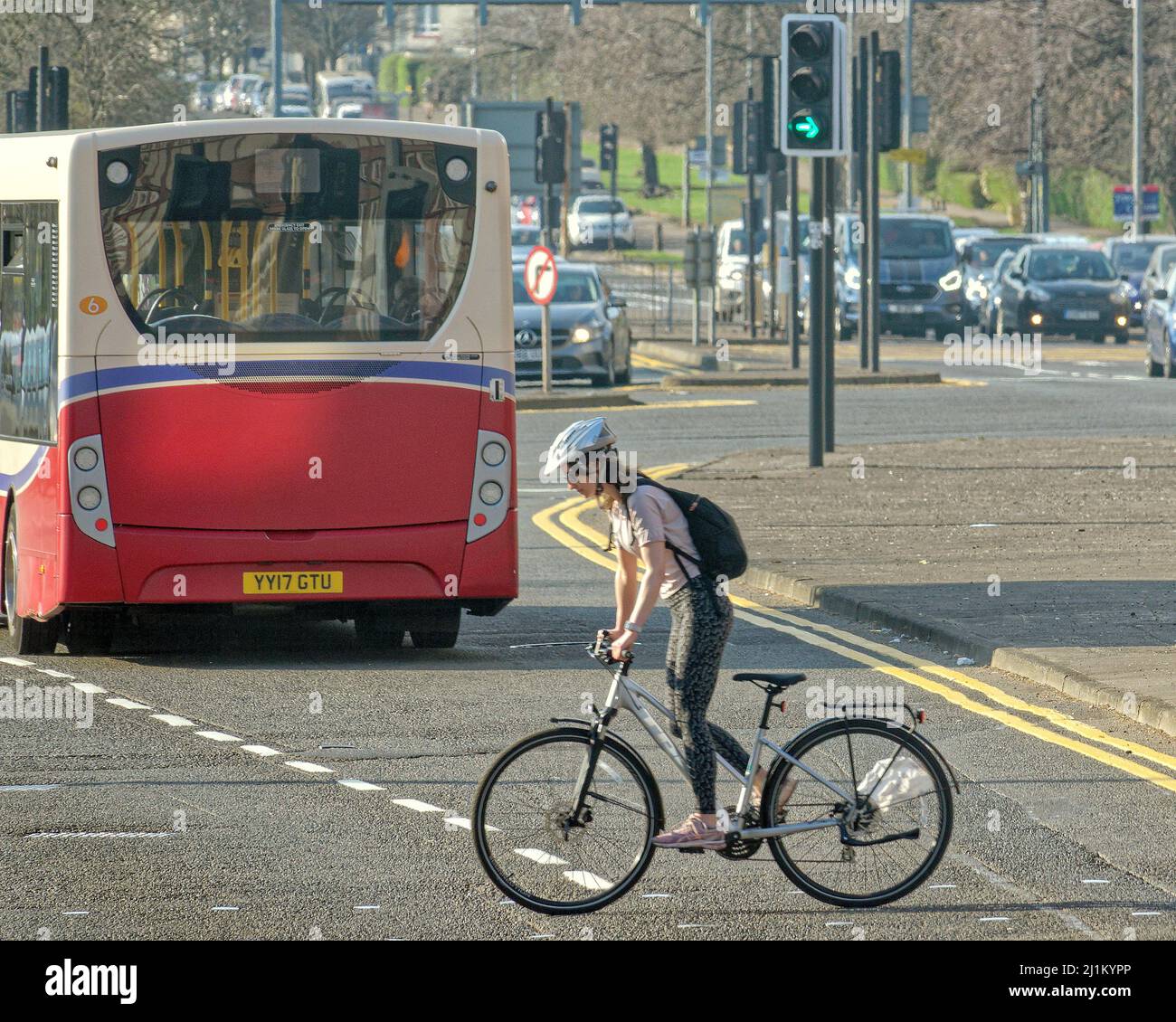 Glasgow, Schottland, Großbritannien 26.. März 2022. UK Wetter: : Ein weiterer sonniger Tag sah sommerähnliches Wetter mit steigenden Temperaturen, da die Sommersaison früh auf den Straßen der Stadt beginnt. Credit Gerard Ferry/Alamy Live News Stockfoto