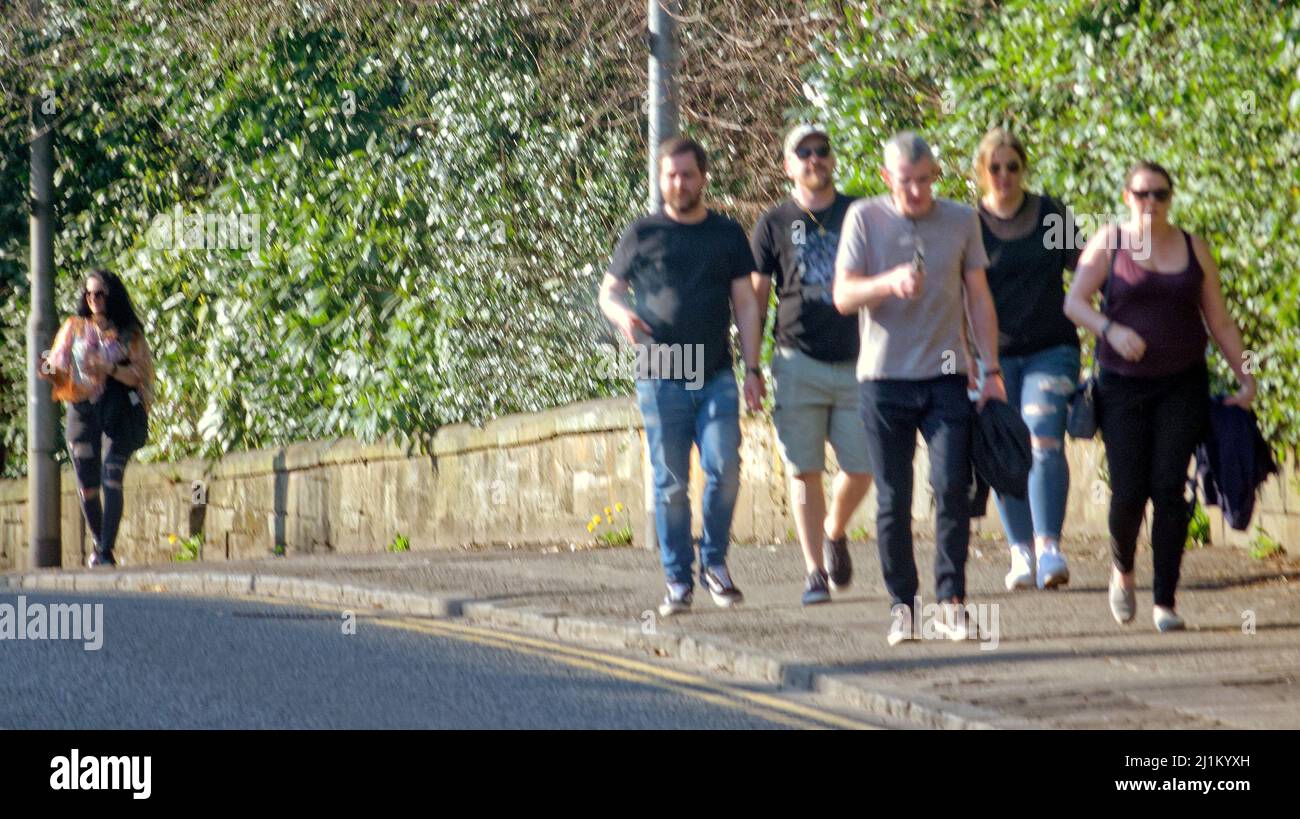 Glasgow, Schottland, Großbritannien 26.. März 2022. UK Wetter: : Ein weiterer sonniger Tag sah sommerähnliches Wetter mit steigenden Temperaturen, da die Sommersaison früh auf den Straßen der Stadt beginnt. Credit Gerard Ferry/Alamy Live News Stockfoto