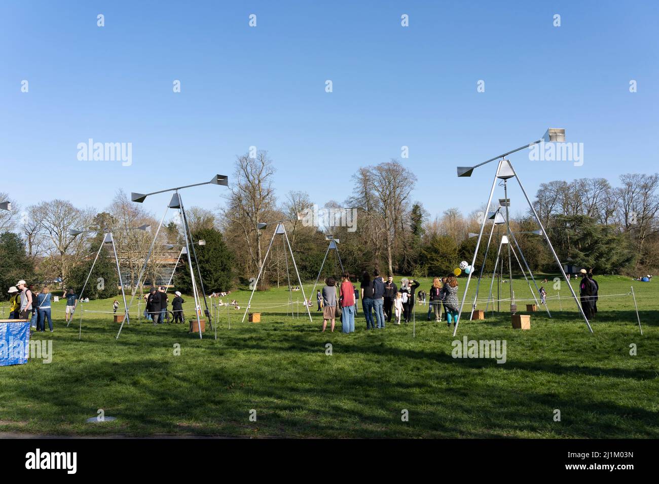 Bewohner und Besucher von Basingstoke genießen das Festival of Sound vom 2022. März mit kinetischen Klangskulpturen im war Memorial Park. VEREINIGTES KÖNIGREICH Stockfoto